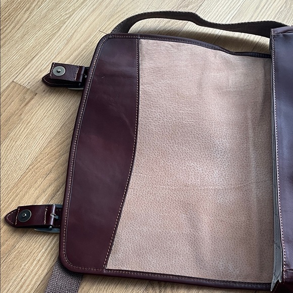 LUCALDO Classic Leather Messenger Bag - Picture 13 of 16